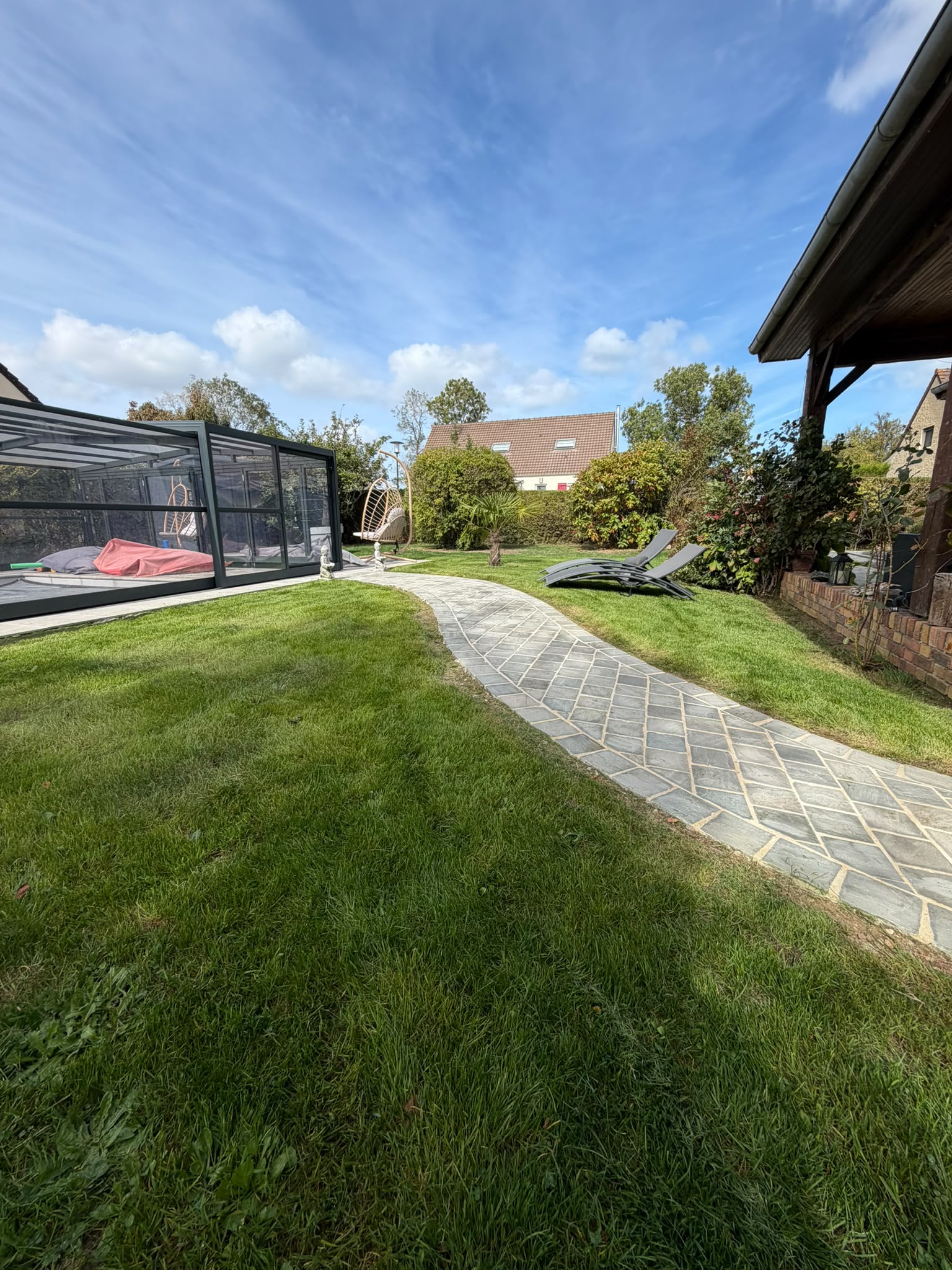 Création — terrasse bois, allée pavée, massif planté