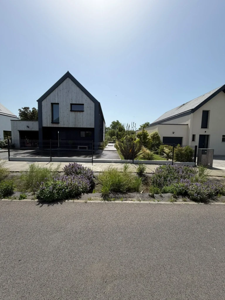 Massifs de lavande devant une maison contemporaine dans le Calvados