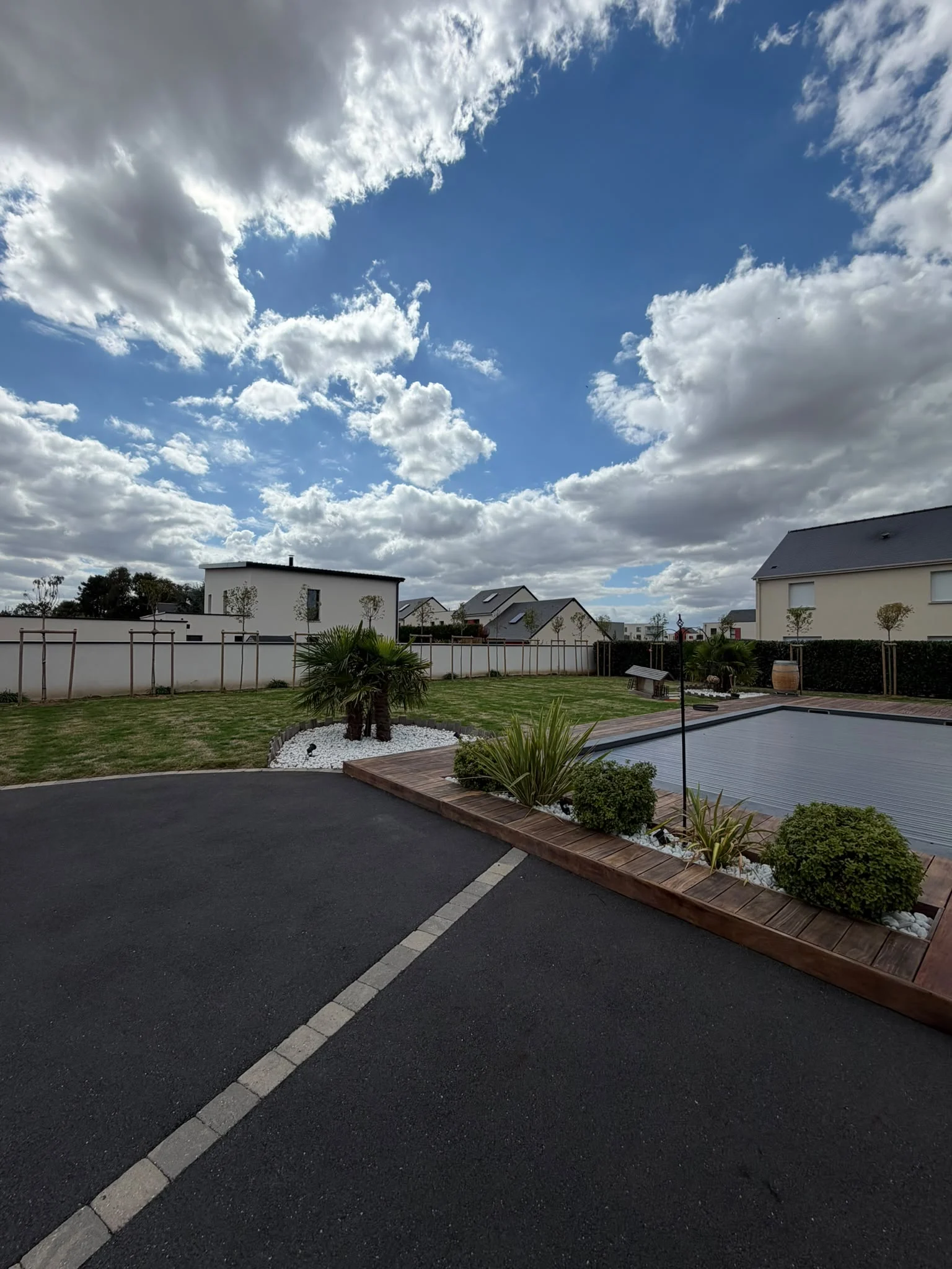 Deux jardins voisins entretenus, vue depuis la rue